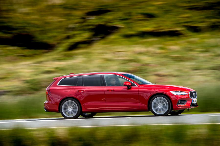  Volvo V60 D4 Momemtum 2018 года  (UK) (фото 13 из 40)
